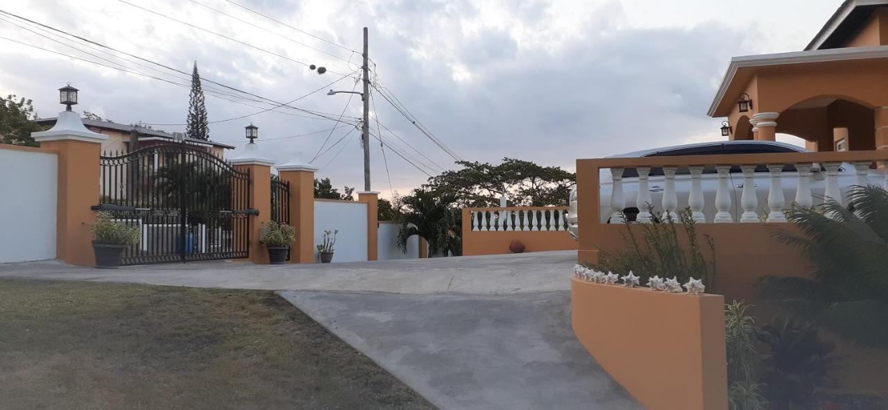 Modrians Bed & Breakfast Runaway Bay Exterior foto