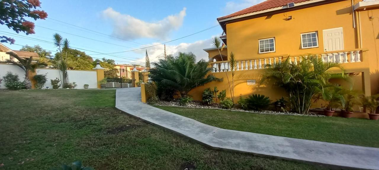 Modrians Bed & Breakfast Runaway Bay Exterior foto